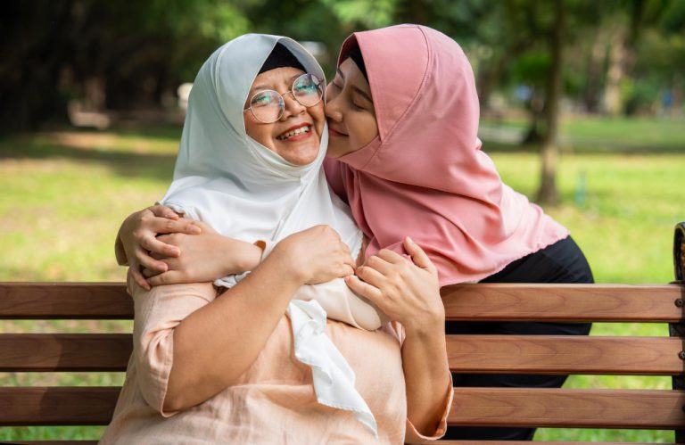 Memuliakan orang tua menjadi kewajiban seorang anak sebagaimana perintah agama. Banyak cara untuk membahagiakan orang tua. Tapi kadang ada anak yang abai dengan itu. Day care lansia bisa jadi solusi