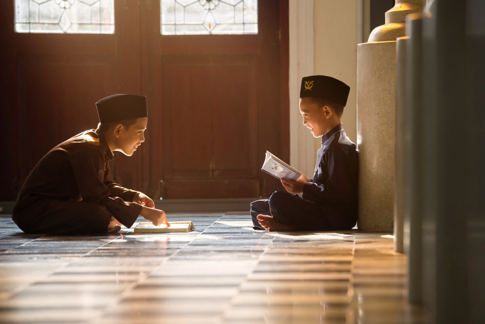 Siapakah yatim itu? Apa kewajiban mukmin terhadap anak yatim? Bagaimana "ganjaran" bagi yang menelantarkan, bahkan memakan harta, anak yatim? Bagaimana pula ganjaran bagi yang menyantuni anak yatim? 