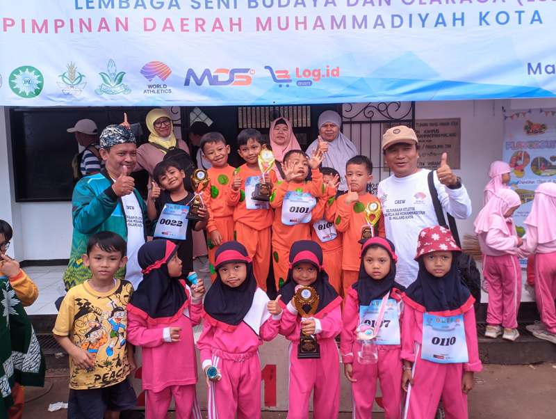 Murid Muhammadiyah se Malang Raya mengikuti lomba atletik yang diadakan LSBO. Anak-anak TK ABA juga menjadi peserta. Tapi guru dan orang tuanya yang paling heboh jadi supporter.