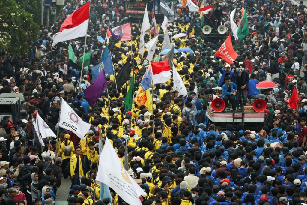 Demo besar-besaran berlangsung Kamis (22/8/2024) di berbagai kota. Aksi yang dilakukan oleh berbagai eleman masyarakat ini untuk menentang upaya DPR RI merevisi UU Pilkada. Aksi berhasil menggagalkan upaya itu. DPR menyerah.