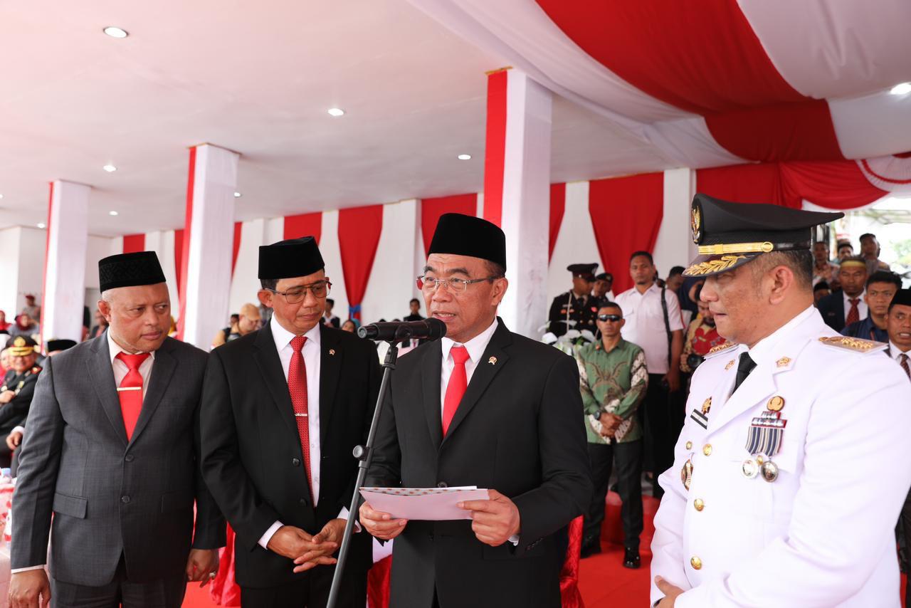 Menko PMK Muhadjir Effendy menjadi inspektur upacara di Kota Tual, Provinsi Maluku. Ia menyatakan bangga atas kemajuan kota ini. Walaupun tergolong daerah 3T, tapi Kota Tual tidak lagi tertinggal. Ini menjadi bukti, program nyata pemerintah membangun Indonesia dari daerah pinggiran.