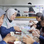 Berbayar doa, begitulah program makan siang Dompet Kepedulian Muslim (DKM) Surabaya yang menggandeng Warung Pak Jenggot. Dari tukang becak, ojek online, satpam, guru, ibu-ibu, hingga anak-anak sekolah, menikmatinya secara gratis.