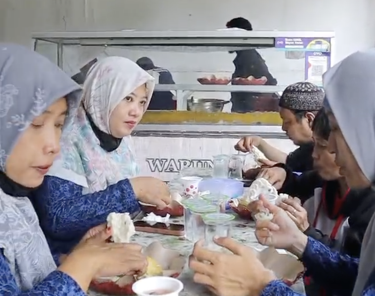 Berbayar doa, begitulah program makan siang Dompet Kepedulian Muslim (DKM) Surabaya yang menggandeng Warung Pak Jenggot. Dari tukang becak, ojek online, satpam, guru, ibu-ibu, hingga anak-anak sekolah, menikmatinya secara gratis.