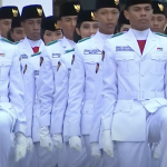 Paskibraka putri yang dalam pengkuhan melepas jilbab, akhirnya bisa berjilbab saat mereka menunaikan tugas Negara mengibarkan Marah Putih dalam Upacara HUT Ke-79 Kemerdekaan RI di Istana Negara, IKN.