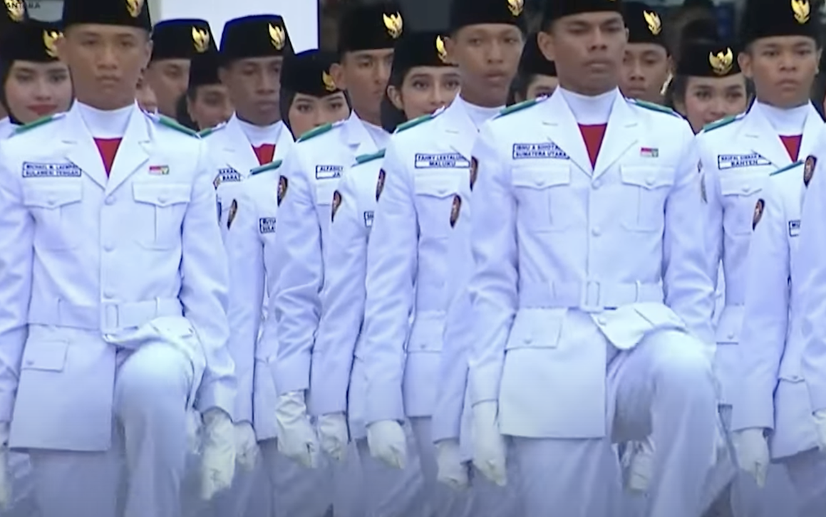 Paskibraka putri yang dalam pengkuhan melepas jilbab, akhirnya bisa berjilbab saat mereka menunaikan tugas Negara mengibarkan Marah Putih dalam Upacara HUT Ke-79 Kemerdekaan RI di Istana Negara, IKN.