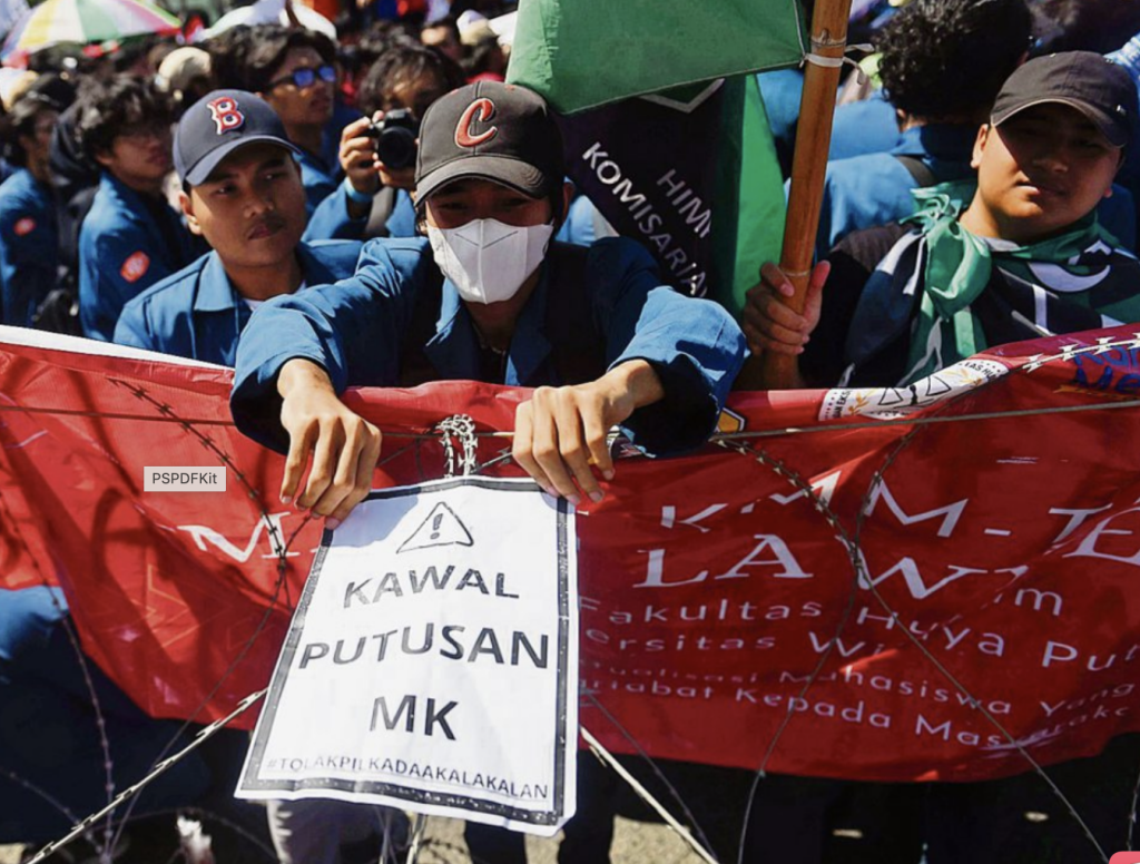 Mahasiswa itu keren. Tidak sekadar kuliah tapi bisa juga menumbangkan rezim lawan gerakan demonstrasi. Apalagi tidak semua anak bangsa bisa menjadi mahasiswa.