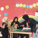 Seperti pelangi, lilin merah, kuning, dan hijau tertata rapi di meja setinggi 50 sentimeter. Setelah mengeras, mahasiswa UMM membagikannya kepada peserta dari Aisyiyah dan Nasyiatul Aisyiyah.