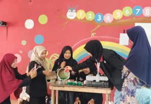 Mahasiswa UMM Ciptakan Lilin Warna-warni dari Jelantah Ikan Asin