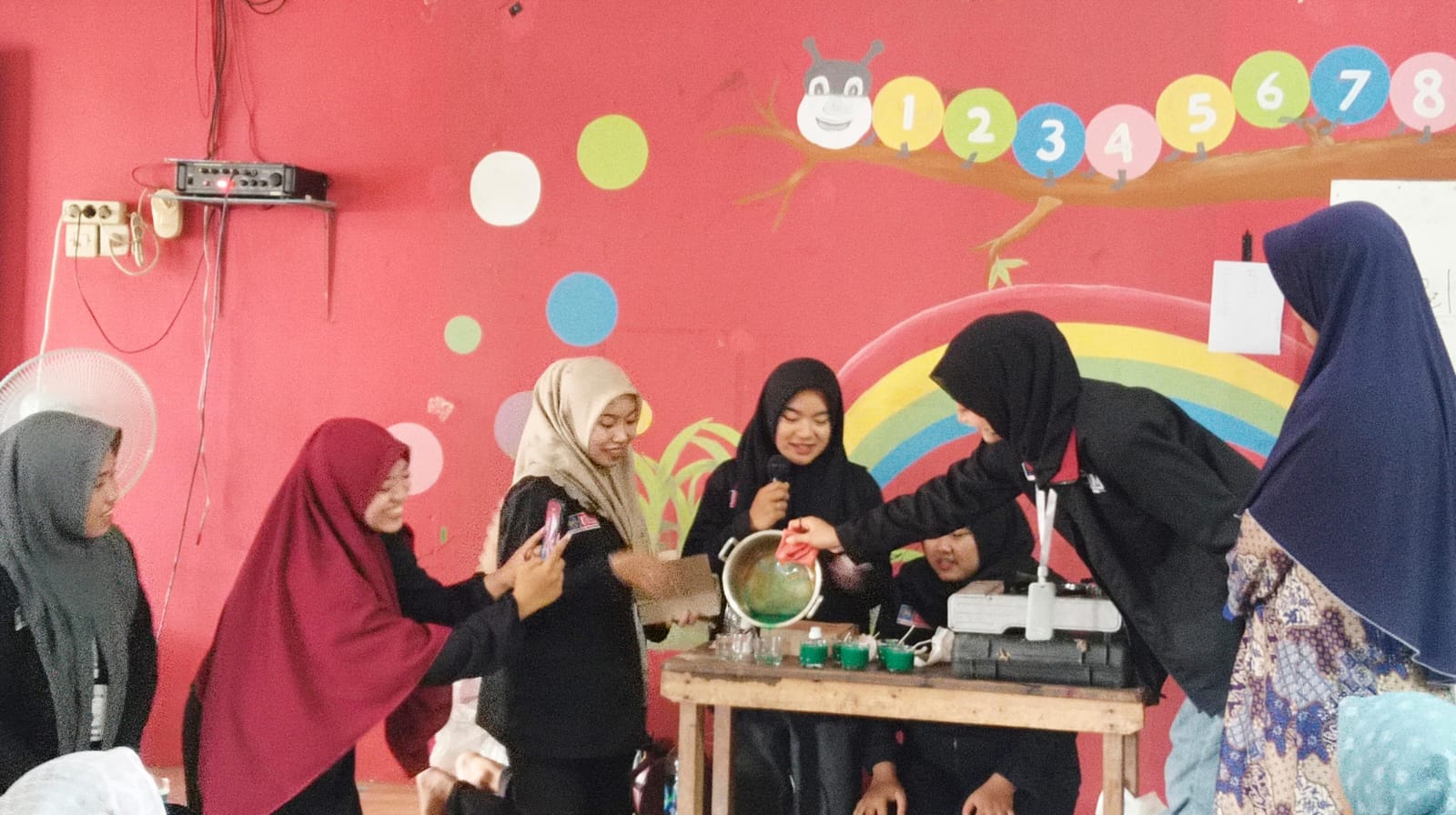 Seperti pelangi, lilin merah, kuning, dan hijau tertata rapi di meja setinggi 50 sentimeter. Setelah mengeras, mahasiswa UMM membagikannya kepada peserta dari Aisyiyah dan Nasyiatul Aisyiyah.