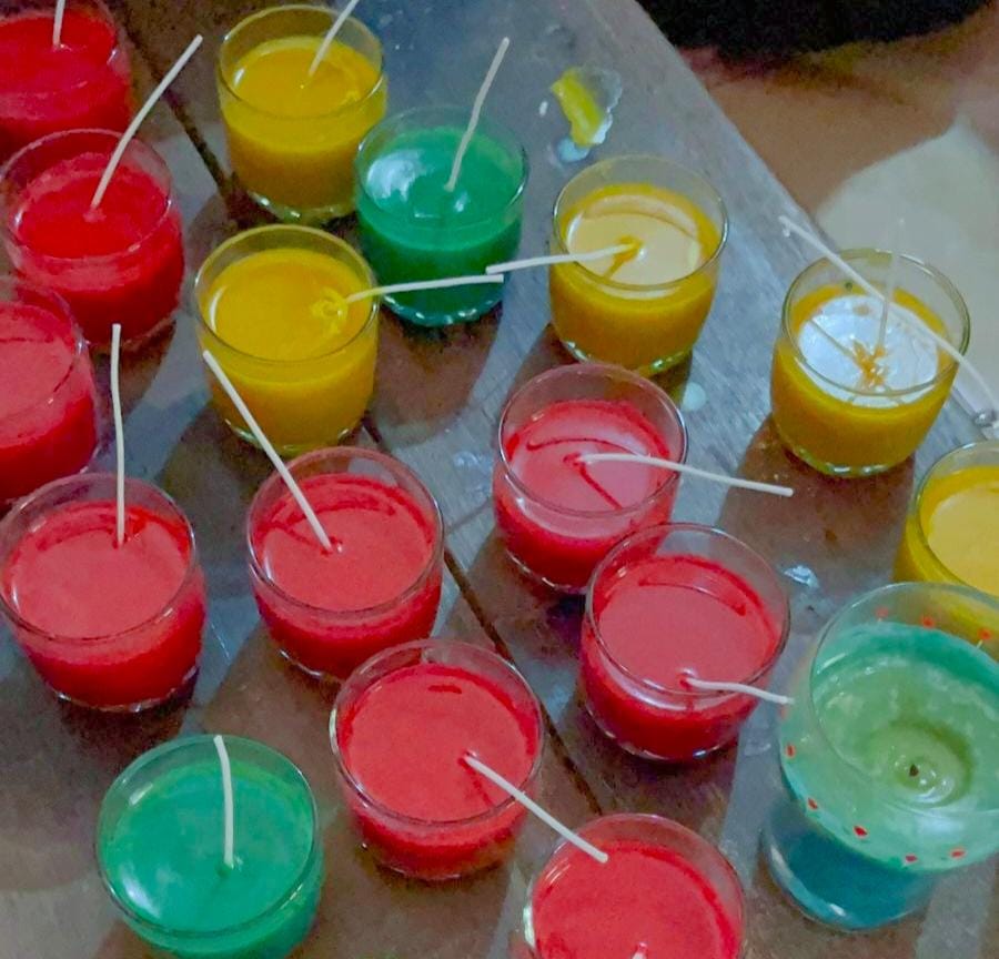 Seperti pelangi, lilin merah, kuning, dan hijau tertata rapi di meja setinggi 50 sentimeter. Setelah mengeras, mahasiswa UMM membagikannya kepada peserta dari Aisyiyah dan Nasyiatul Aisyiyah.