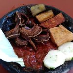 Penyet Welut di Warung Mak Yem Kertosono dilengkapi secobek sambal terasi yang cukup pedas. Pemandangan sawah lepas semakin menambah nikmat suasana makan bersama keluarga atau teman.