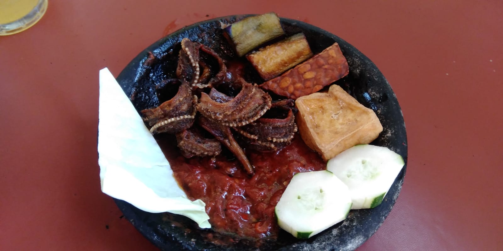 Penyet Welut di Warung Mak Yem Kertosono dilengkapi secobek sambal terasi yang cukup pedas. Pemandangan sawah lepas semakin menambah nikmat suasana makan bersama keluarga atau teman.