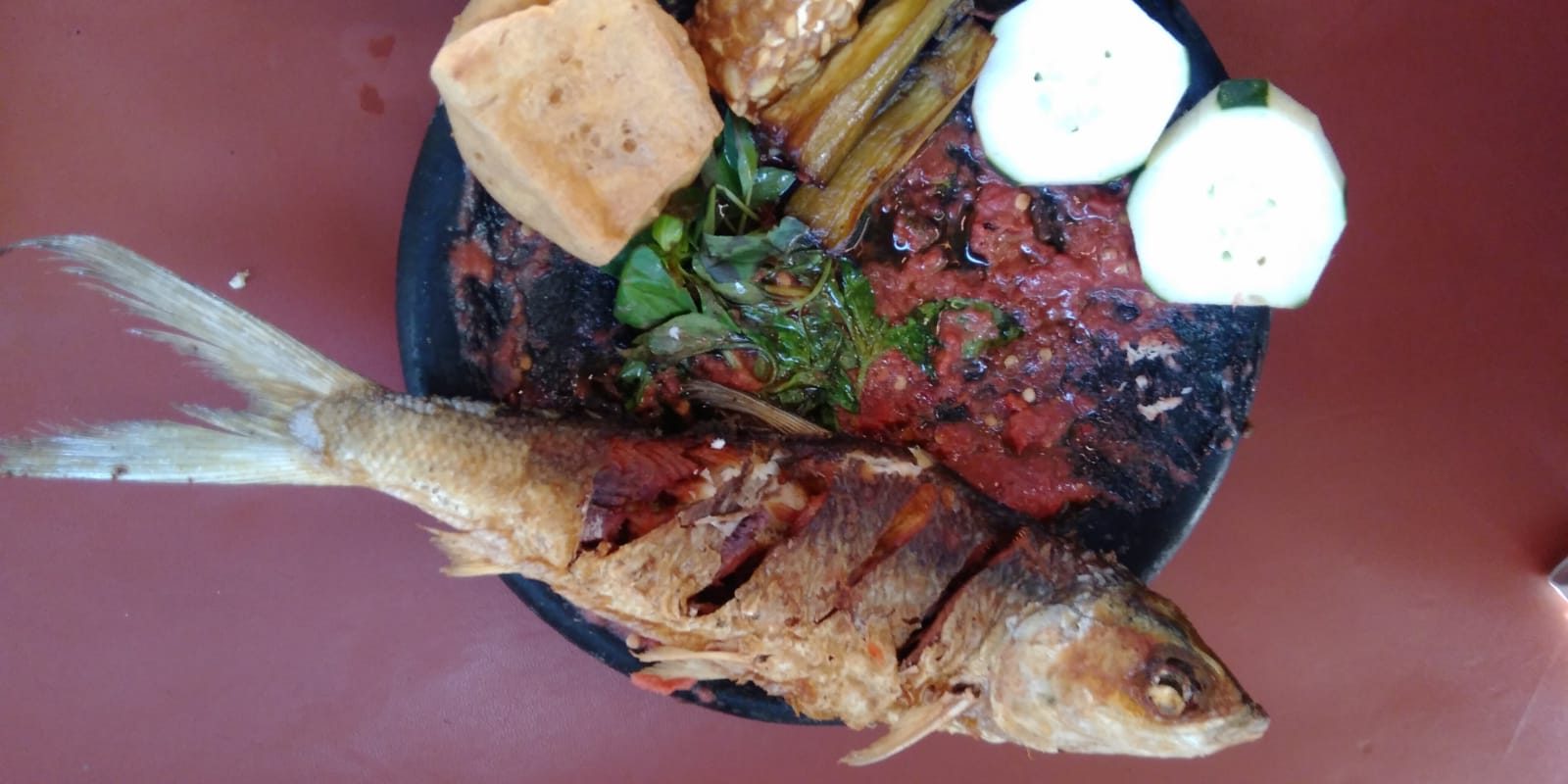 Penyet Belut di Warung Mak Yem Kertosono dilengkapi secobek sambal terasi yang cukup pedas. Pemandangan sawah lepas semakin menambah nikmat suasana makan bersama keluarga atau teman.