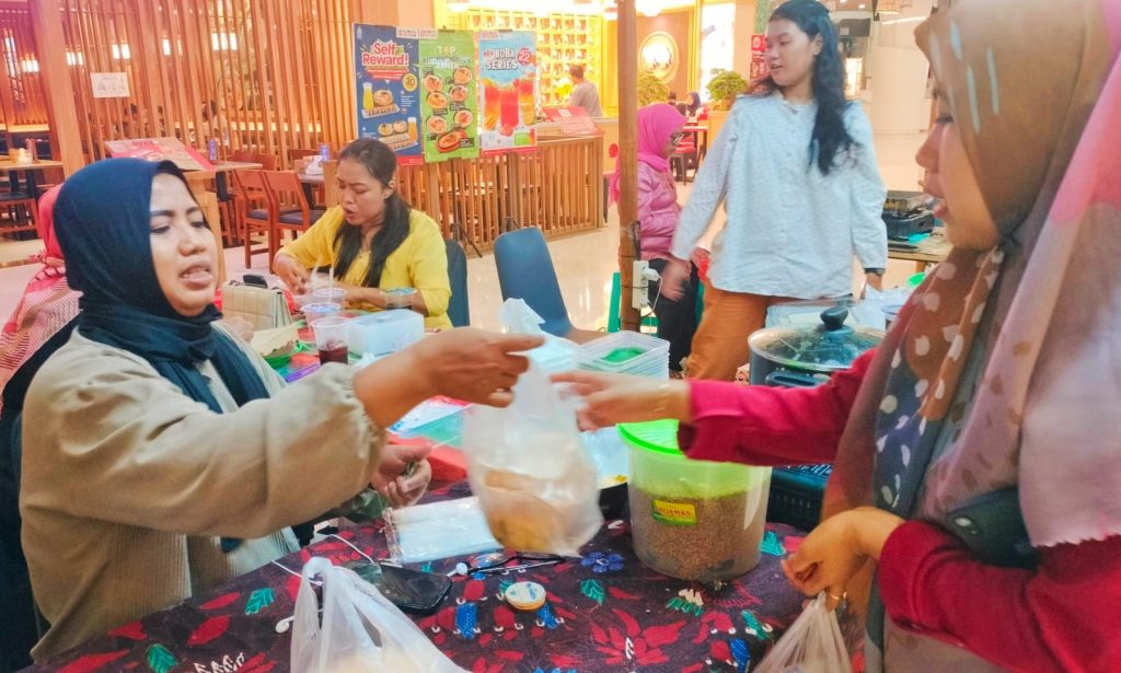 Bubur Masin, makanan tradisional khas Gresik, kini semakin sulit ditemui. Dulu, bubur beras jagung ini menjadi jajanan favorit anak sekolah, biasa dijual pakai pincuk daun pisang.