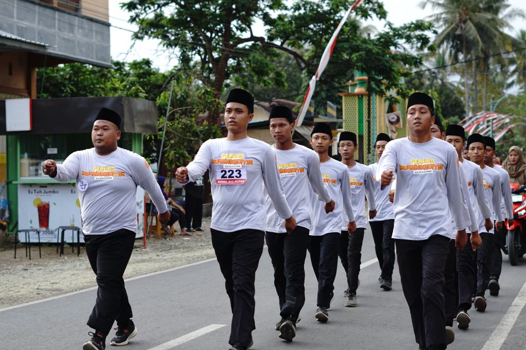 Juara meski tak berniat menang. PCPM Siliragung sukses meraih Juara I Lomba Gerak Jalan Tingkat Kecamatan. Ini sekaligus memperykuat branding Pemuda Muhammadiyah Siliragung. Cerita lucu mewarnai kemenangan mereka.