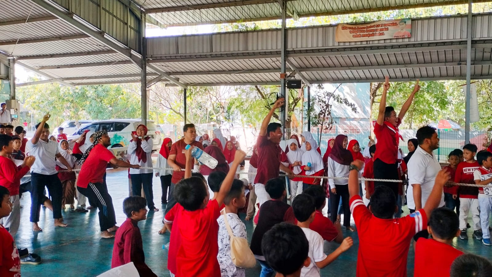 Saat guru berlomba dalam peringatan HUT Ke-79 Kemerdekaan RI, murid-murid SD Muhammadiyah 1 GKB pun mendukung dengan penuh antusias. "Ya Allah akehe pendukungku," ujar salah seorang guru, takjub.