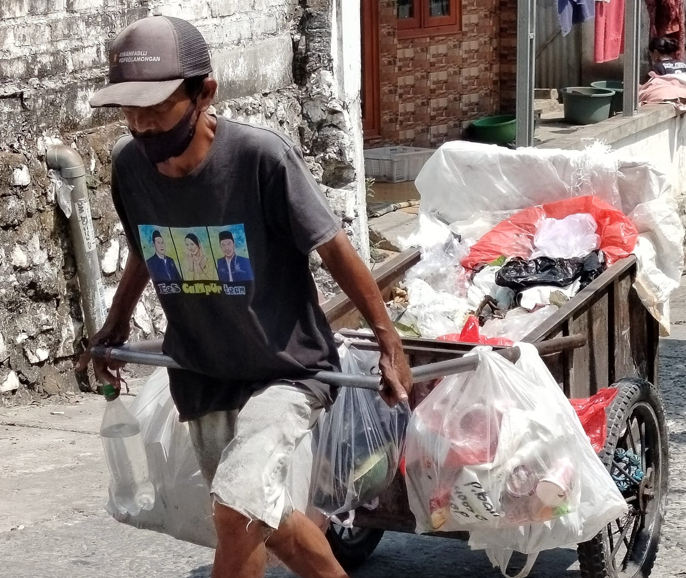 Zaka menilai pekerjaan adalah ibadah. Menjadi pemungut sampah ternyata mampu mengantarkan kedua anaknya hingga sarjana. Meski dengan kondisi kedua mata yang tak lagi dapat melihat dunia.