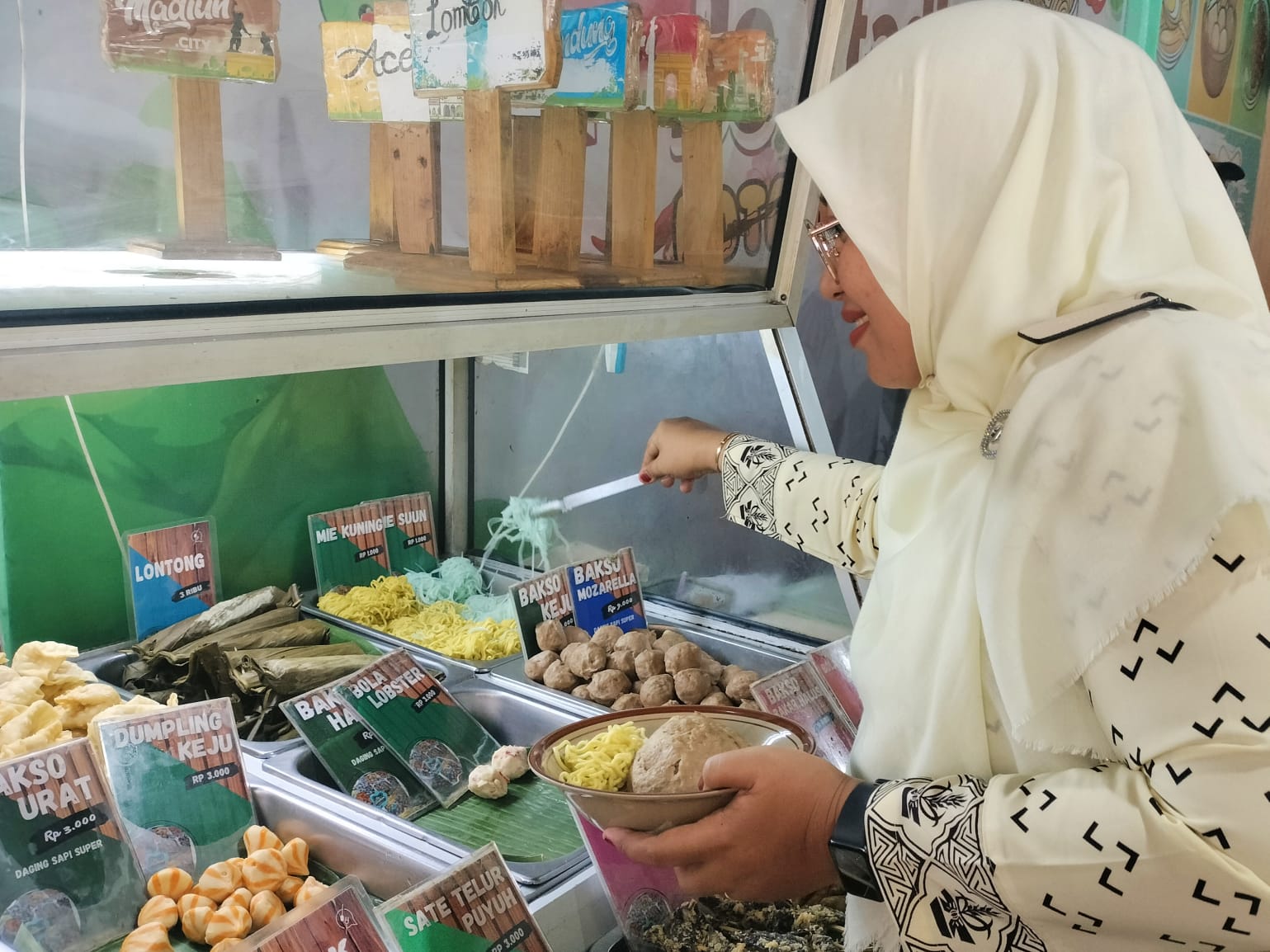 Menikmati semangkuk bakso hangat berbonus hamparan pemandangan gunung jadi bonus tersendiri bagi pengunjung Bakso De Stadion di Batu, Jawa Timur. Bakso prasmanan ini terkenal jadi langganan artis ibu kota.