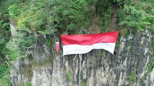 UMM Kibarkan Bendera Raksasa di Pujon Hill