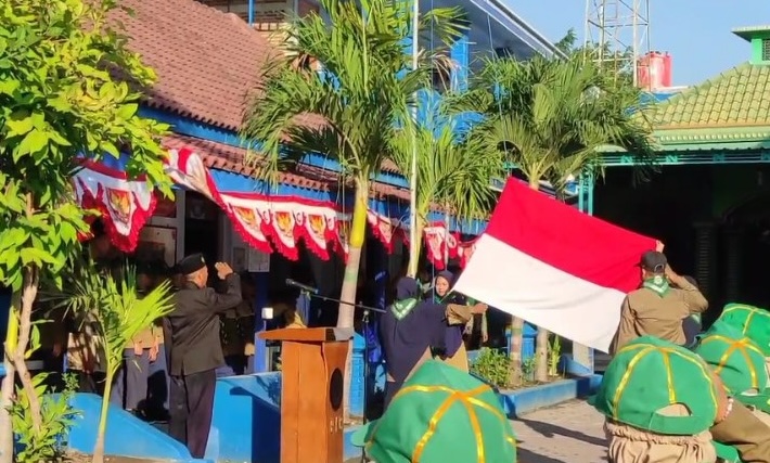 Upacara HUT Ke-79 Kemerdekaan RI digelar MBS Barat secara bersama di Sedamba, Magetan, Jawa Timur. Usai upacara ada ‘jamuan makan’ sederhana dengan menu polo pendem.