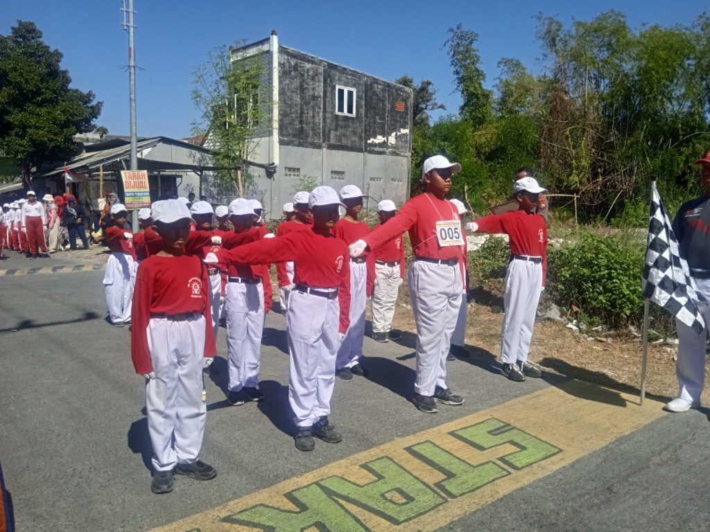 Kebahagiaan terpancar di wajah Kepala Mimsagum Alfajariyah begitu mendengar dua regu siswanya juara dalam Lomba Gerak Jalan 17 Agustus 2024 di Desa Gumeno. Dia bersyukur atas prestasi ini.