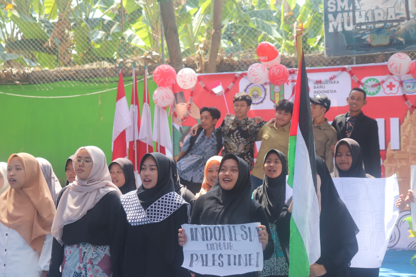 Dua hari SMA Muhammadiyah 1 Babat Lamongan merayakan HUT Ke-79 Kemerdekaan RI. Beragam kegiatan digelar, dari upacara hingga berbagai lomba. Dalam kemeriaan itu, mereka masih ingat duka rakyat Palestina yang belum merdeka dari penjajahan Israel.