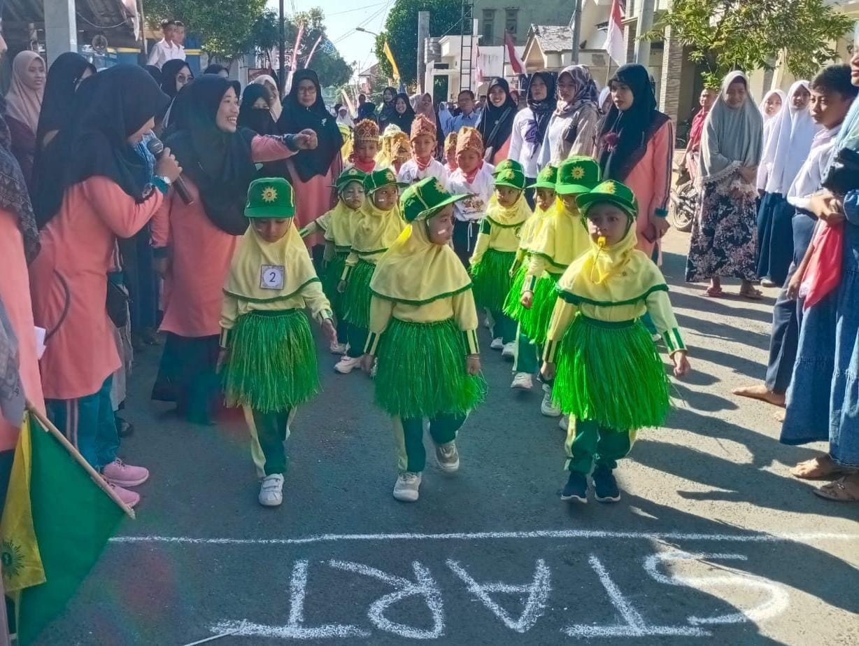 Menggemaskan, anak-anak dari PAUD Inovasi Aisyiyah Payaman mnegikuti lomba gerak jalan. Mereka turut menyemarakkan  Hari Ulang Tahun (HUT) ke-79 Republik Indonesia. Penampilan mereka mengundang gelak tawa. 