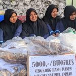 Santri Ponpes Salimul Ummah memanfaatkan momentum pengajian Ahad pagi untuk belajar berbisnis. Mereka menjual singkong hasil panen di pondok mereka.