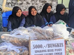 Santri Ponpes Salimul Ummah Menjual Singkong Hasil Panen Sendiri