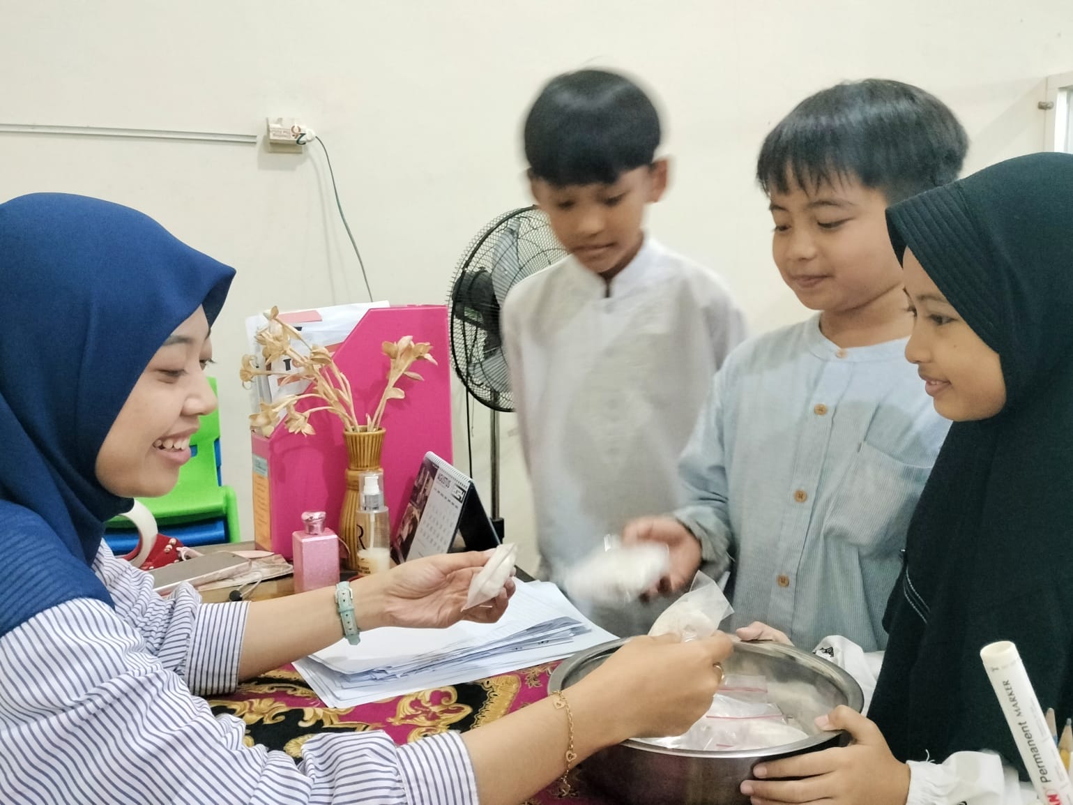 Siswa kelas V SD Muhammadiyah 1 GKB Gresik bekerja sama membuat tempe karakter. Kalau pada umumnya berbentuk balok, kali ini mereka bikin tempe berbentuk daun dan hewan lucu.