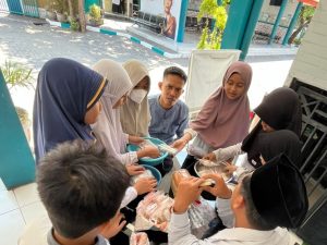 Siswa SD Membuat dan Menjual Tempe Karakter