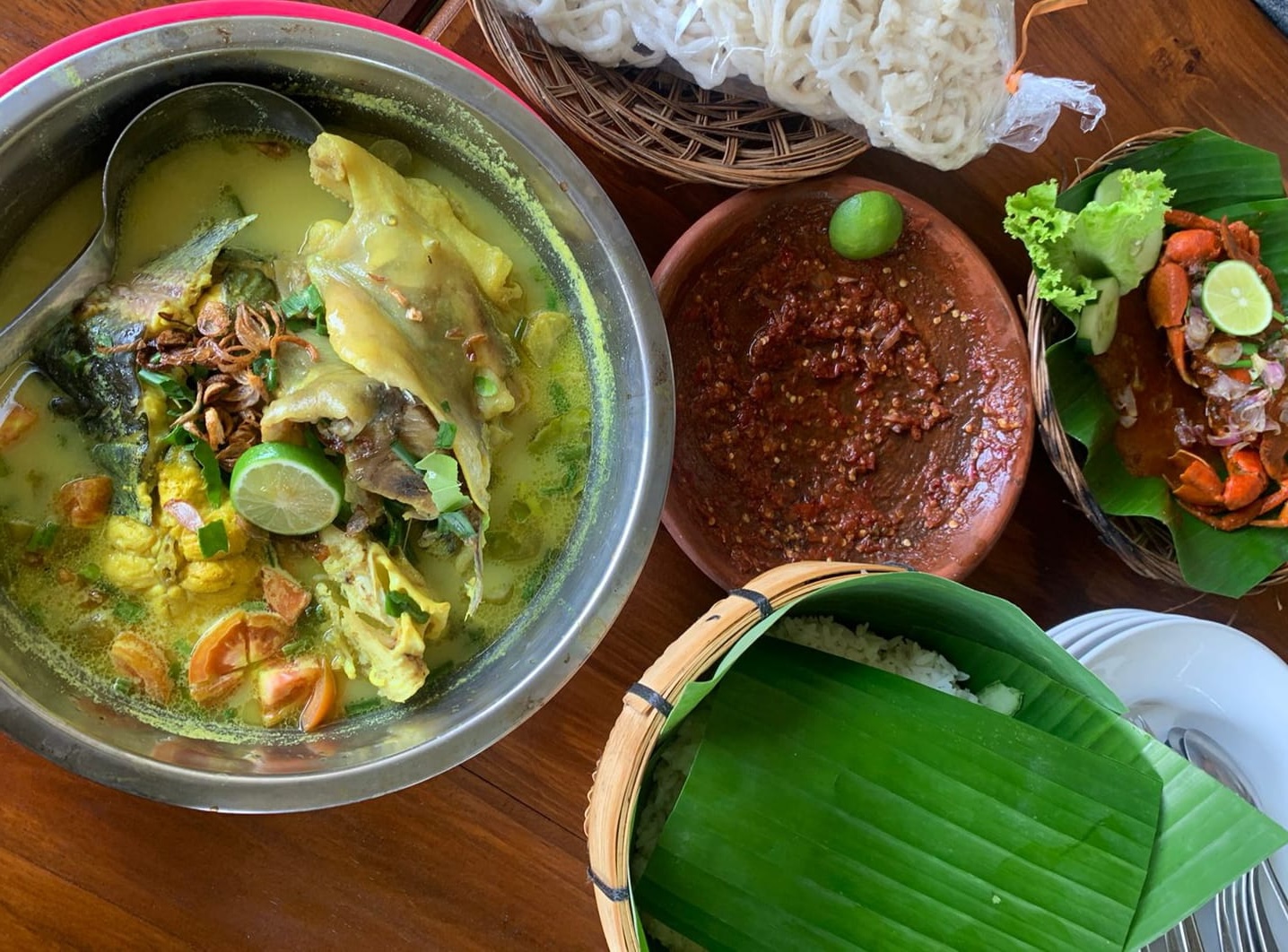 Asem-asem sembilang termasuk makanan favorit di Gresik. Ada tiga warung populer yang menyediakan menu itu. Dua berada di pelosok, satu di titik nol Jalan Daendels. Agar aman mendapatkannya, ada jurus yang harus Anda lakukan.