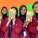 Tik-Tok menjadi platfom media sosial yang dipilih mahasiswa KKN UM Surabaya untuk membantu mengenalkan produk abon ikan tongkol buatan warga Desa Bulumeduro, Bancar, Tuban. Solusi nutrisi untuk anak-anak di desa tersebut.