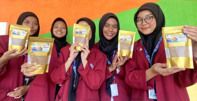 Tik-Tok menjadi platfom media sosial yang dipilih mahasiswa KKN UM Surabaya untuk membantu mengenalkan produk abon ikan tongkol buatan warga Desa Bulumeduro, Bancar, Tuban. Solusi nutrisi untuk anak-anak di desa tersebut.