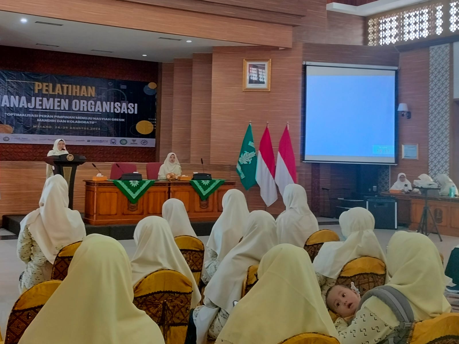 Sejatinya setiap perjalanan adalah belajar dan belajar adalah ibadah. Pesan itu disampaikan oleh Ketua Pimpinan Daerah Nasyiatul Aisyiyah (PDNA) Kabupaten Gresik Fatma Hajar Islamiyah dalam Pelatihan Manajemen Organisasi.