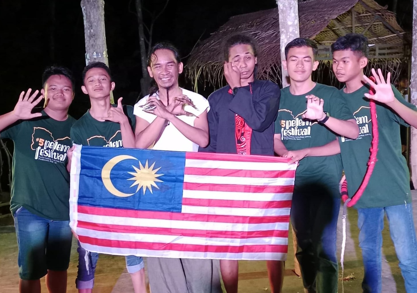 Outing Class SMK Matiq tak biasa. Para siswa mengikuti festival seni berskala internasional di Pacitan, Jawa Timur. Selain menerapkan ilmu sebagai sukarelawan, mereka juga menampilkan kreasi seni.