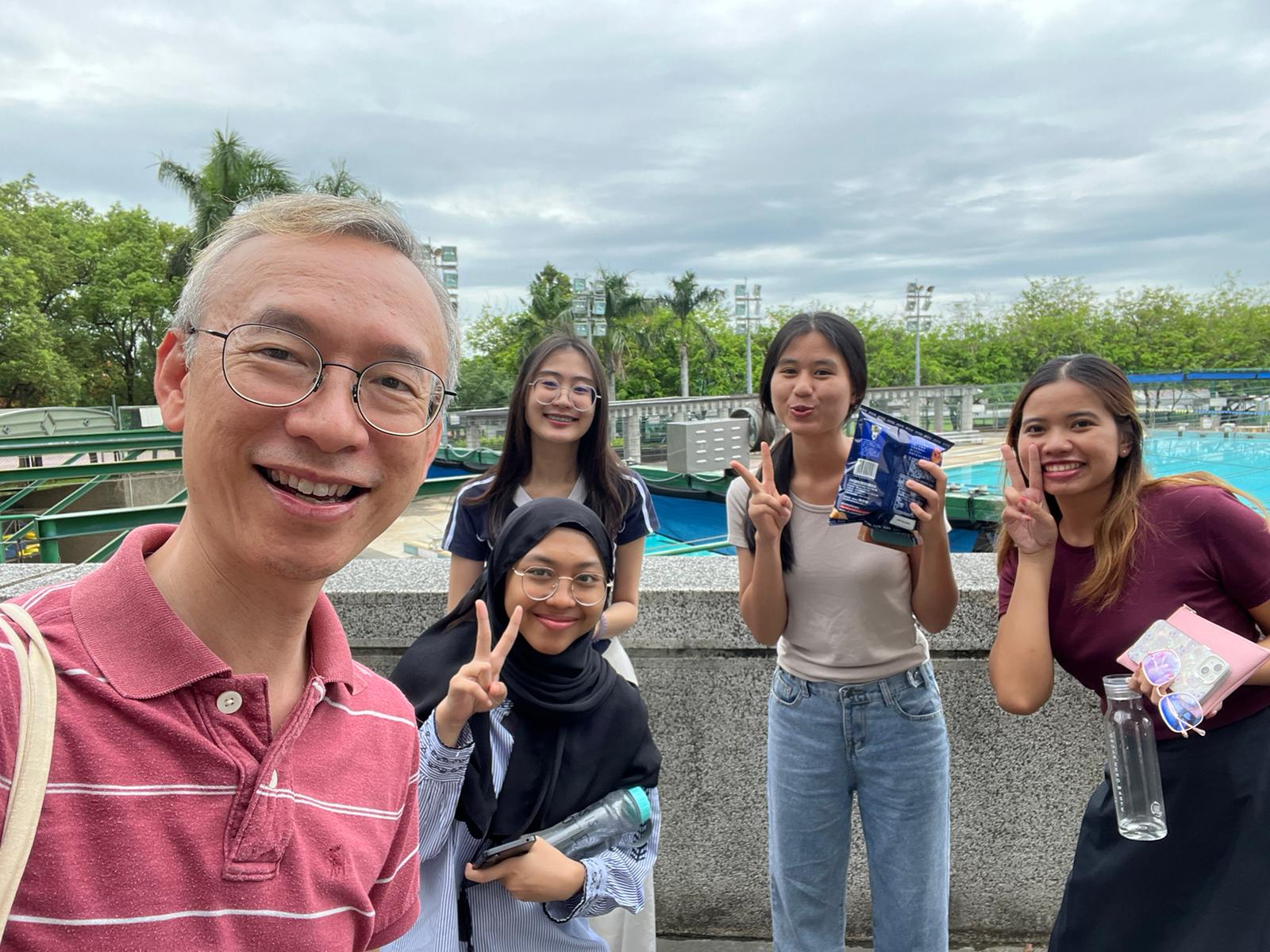 Pengalaman Magang di Taiwan dikisahkan oleh Alifah Salsabila, mahasiswa ITS Surabaya yang sedang magang di Universitas Nasional Chung Cheng, Taiwan. Jilbab sebagai identitas Muslimah memudahkannya menghindari makanan haram.