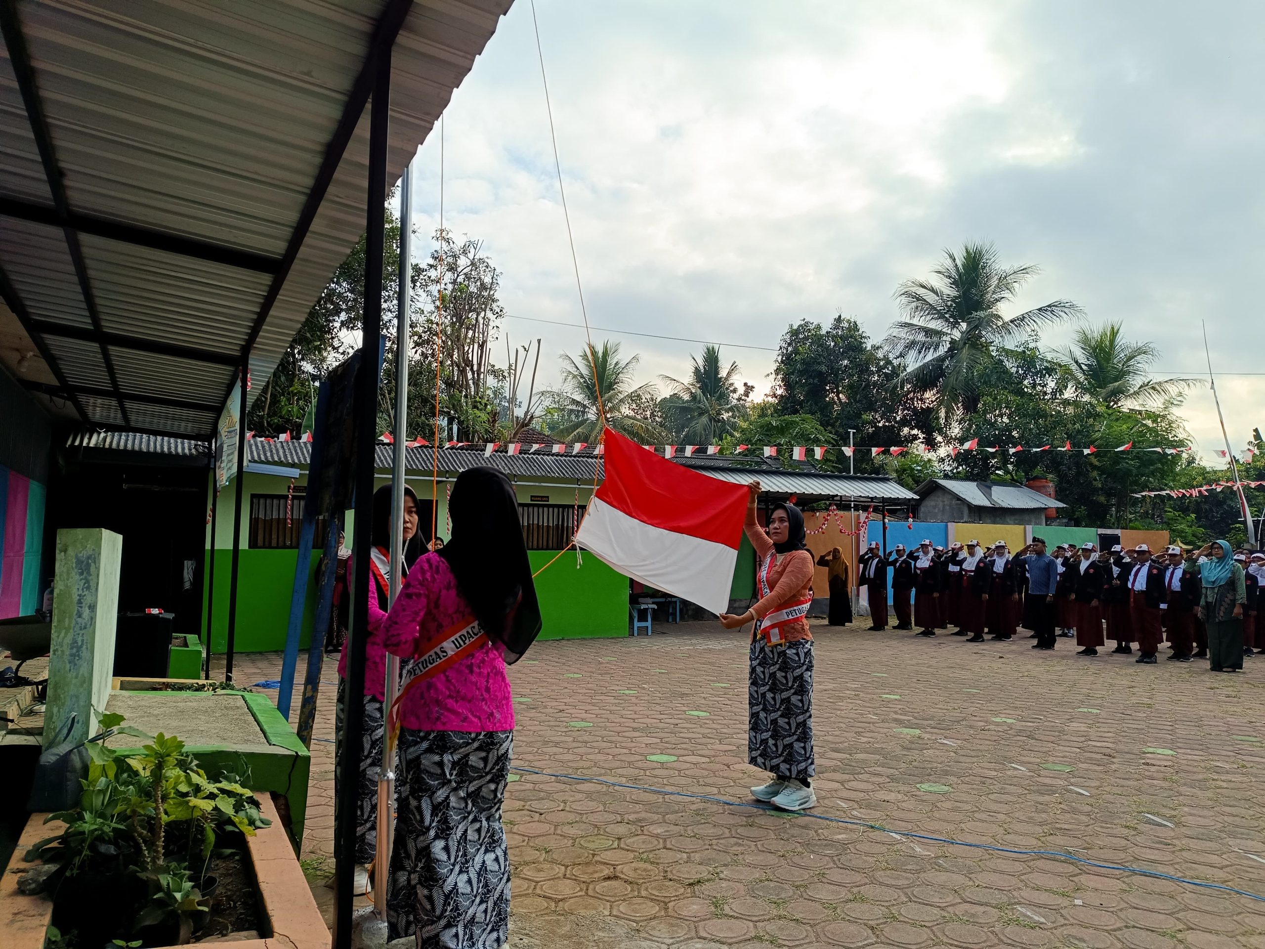 MIM Dermosari, Tutu, Trenggalek, memanfaatkan momentum bulan Agustus sebagai upaya merajut kebersamaan warga madrasah. Madrasah bermoto ‘Sekolah Islami, Kreatif, dan Inovatif’ ini juga ingin mereka tidak ingin Jas Merah.