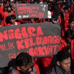 Telur-telur partai yang diimpikan membawa angin segar dmokrasi Indonesianya nyatanya tetap menjadi penerus praktik-praktik lama politik yang tak berpihak Rakyat. Untungnya netizen hadir menjadi kekuatan baru bagi bagi rakyat.