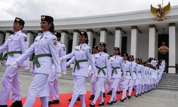 Pakibraka adalah maha karya seniman sekaligus negarawan Habib Muhammad bin Husein Al Muthahar. Maka sangat ironis bila tahun ini ada larangan penggunaan jilbab bagi anggota Paskibraka putri.