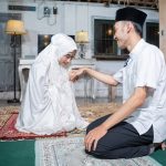 Romantisme suami istri harus selalu dibangun dalam rumah tangga, termasuk dalam hal ibadah. Rasulullah Saw mengajarkan bagiamana kemesraan dalam ibadah itu dibangun.