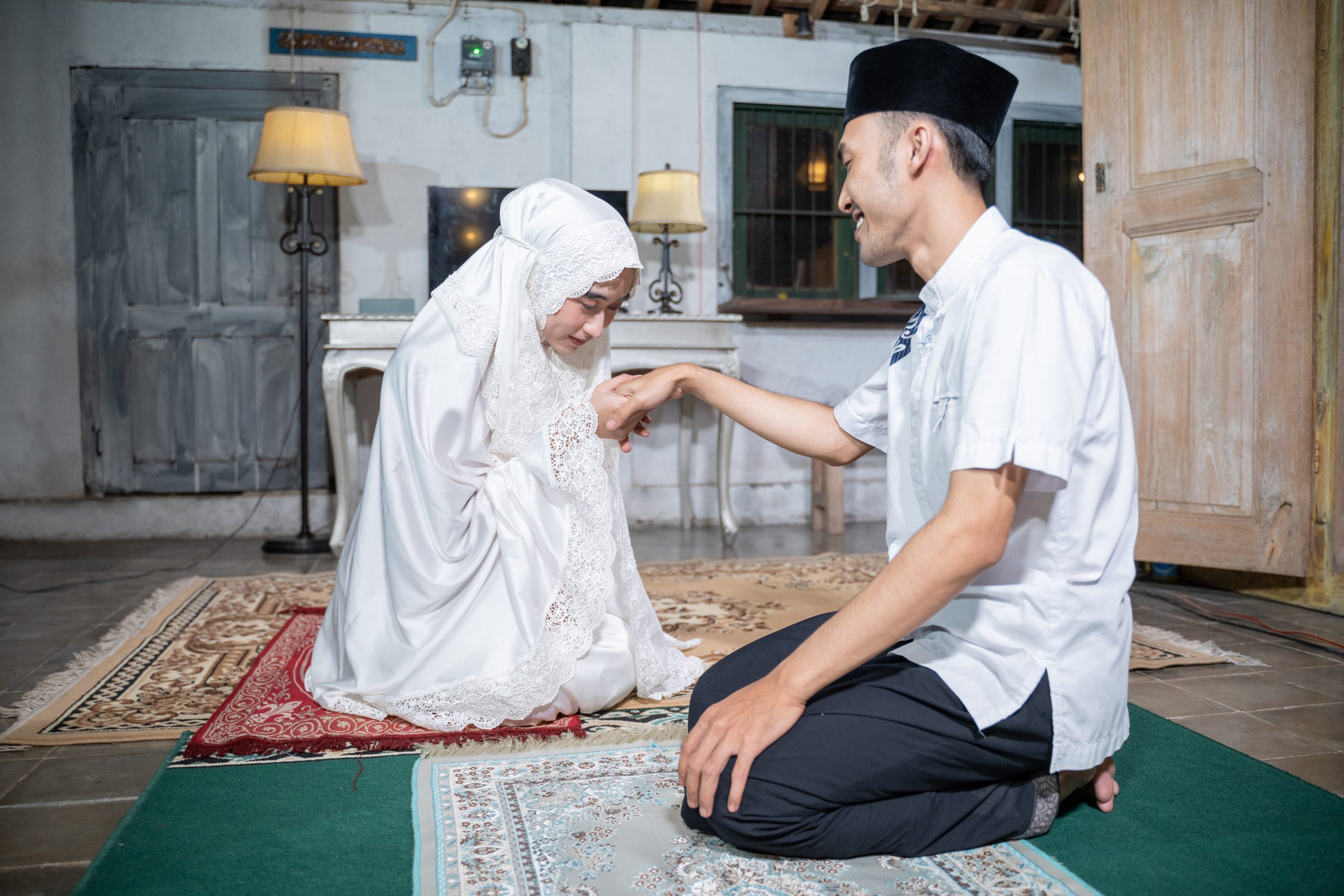 Romantisme suami istri harus selalu dibangun dalam rumah tangga, termasuk dalam hal ibadah. Rasulullah Saw mengajarkan bagiamana kemesraan dalam ibadah itu dibangun.