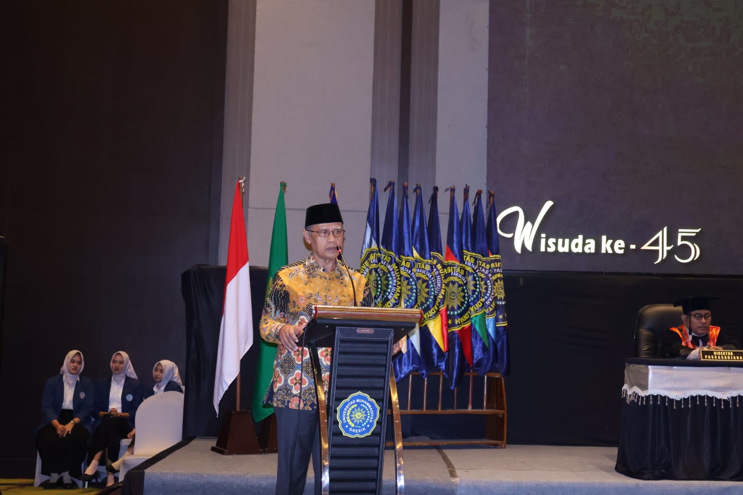 Wisuda Ke-45 UMG bersejarah. Selain merayakan kelulusan 728 wisudawan, ada peluncuran Buku Mentari Terbit di Kota Industri (Sejarah Universitas Muhammadiyah Gresik) dan peletakan batu pertama Gedung Modern.