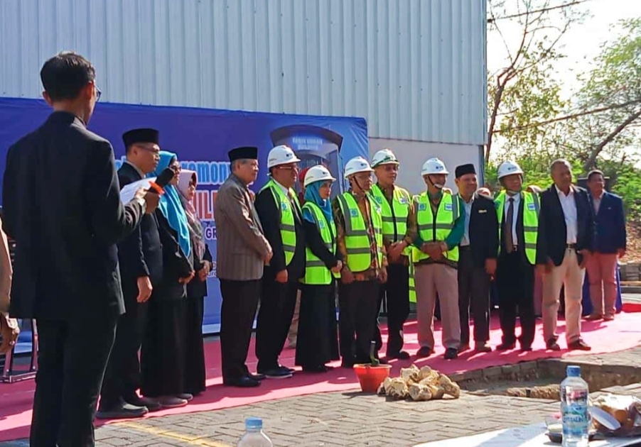 Wisuda Ke-45 UMG bersejarah. Selain merayakan kelulusan 728 wisudawan, ada peluncuran Buku Mentari Terbit di Kota Industri (Sejarah Universitas Muhammadiyah Gresik) dan peletakan batu pertama gedung modern.