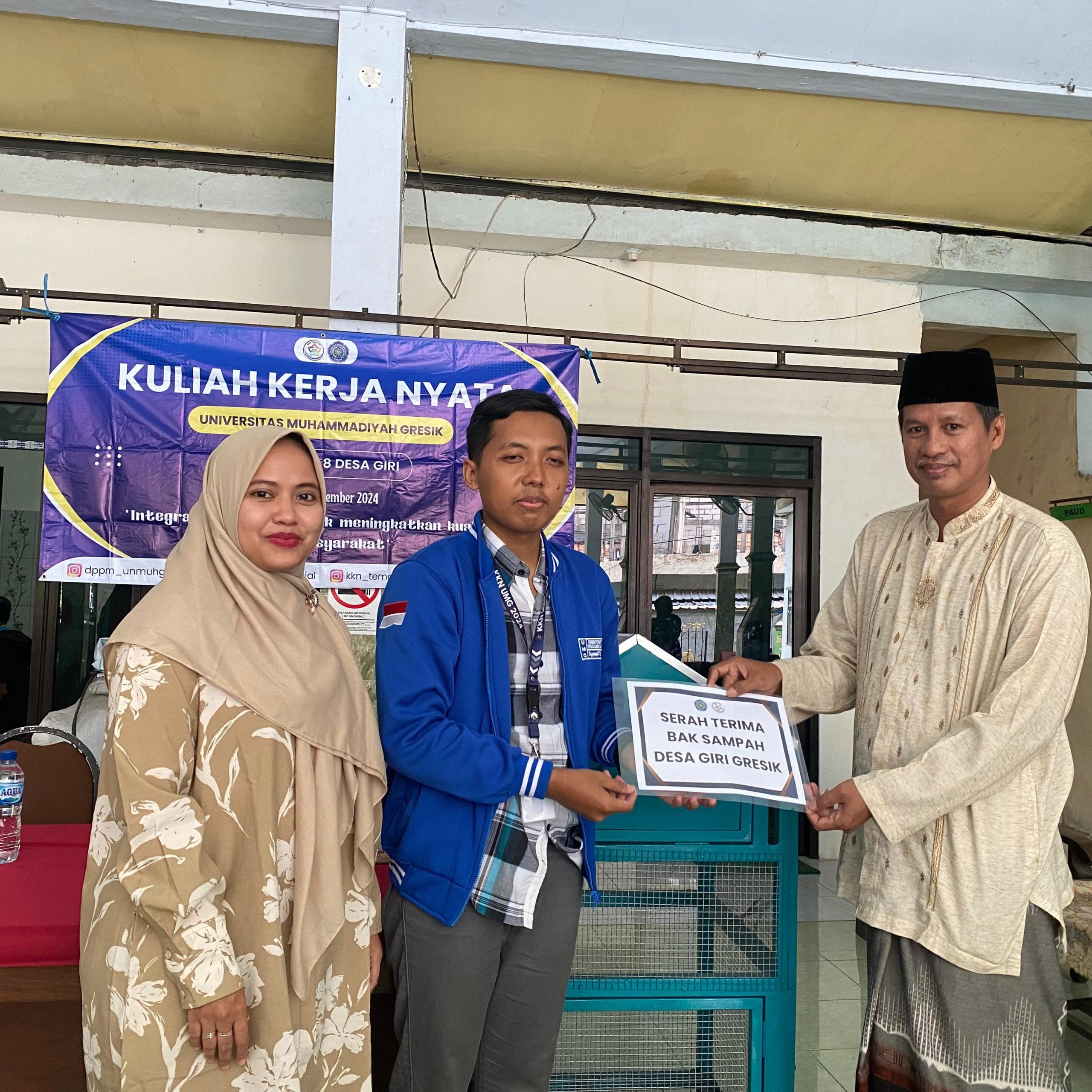 Bak sampah khusus botol plastik karya mahasiswa KKN UMG akhirnya resmi berpindah tangan. Warga Desa Giri terpilih sebagai penerima keranjang besi berbentuk rumah tersebut.