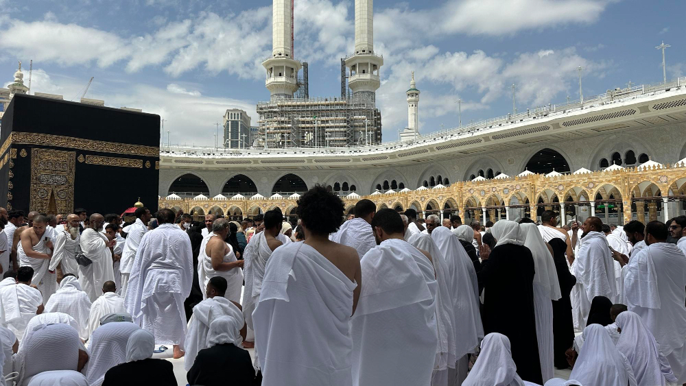 Apa yang dimaksud dengan umrah? Apa beda umrah dengan haji? Apa saja rukun umrah? Pantaskah kita mengharap gelar "umrah" setelah melakukan umrah sebagaimana jamaknya gelar haji bagi pelaksana haji? 