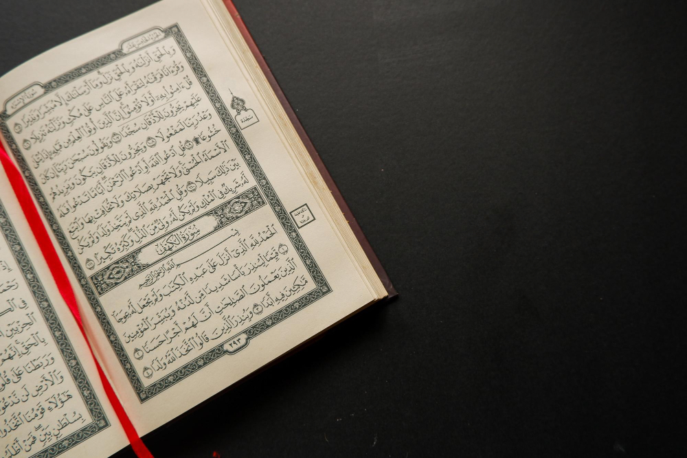 Apakah pengertian Al-Qur'an? Bagaimana kedudukan Al-Qur'an terhadap Kitab Suci sebelumnya? Apa fungsi Al-Qur’an? Bagaimana sikap kita terhadap Al-Qur'an?