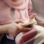 Ada 25 juta penduduk Indonesia yang mengakses internet lebih dari 10 jam sehari. Jumlah itu sama dengan 11,42 persen penduduk Indonesia yang terkoneksi internet pada tahun 2024.