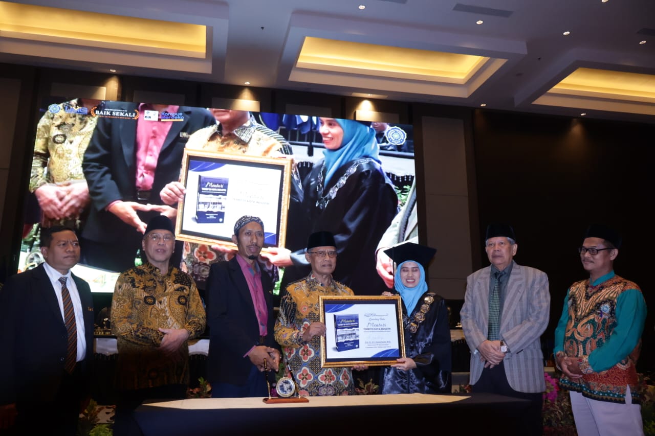 Wisuda Ke-45 UMG bersejarah. Selain merayakan kelulusan 728 wisudawan, ada peluncuran Buku Mentari Terbit di Kota Industri (Sejarah Universitas Muhammadiyah Gresik) dan peletakan batu pertama gedung modern.