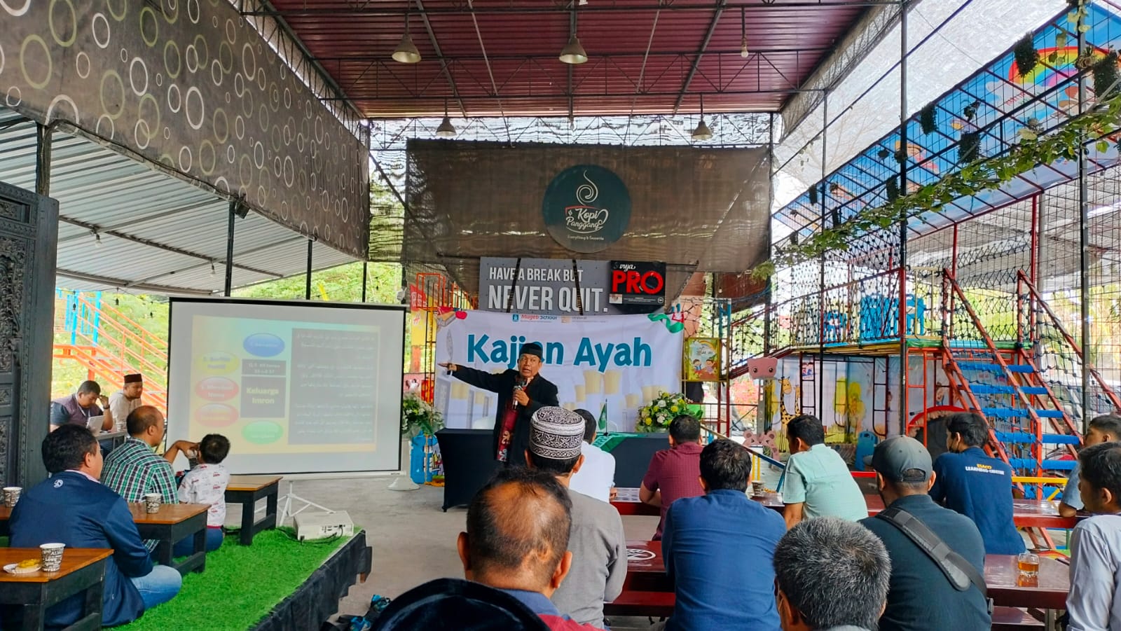 Warung kopi biasanya untuk ngopi tapi kali ini SD Muhammadiyah 1 GKB Gresik memanfaatkannya sebagai lokasi Kajian Ayah. Para ayah pun antuasias menyimak kajian di sana.